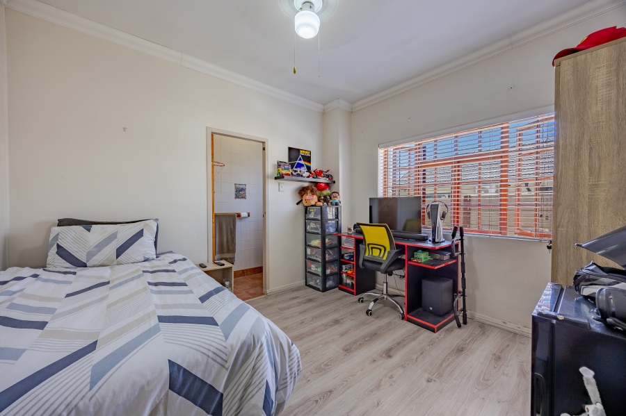 5 Bedroom Property for Sale in Bothasig Western Cape